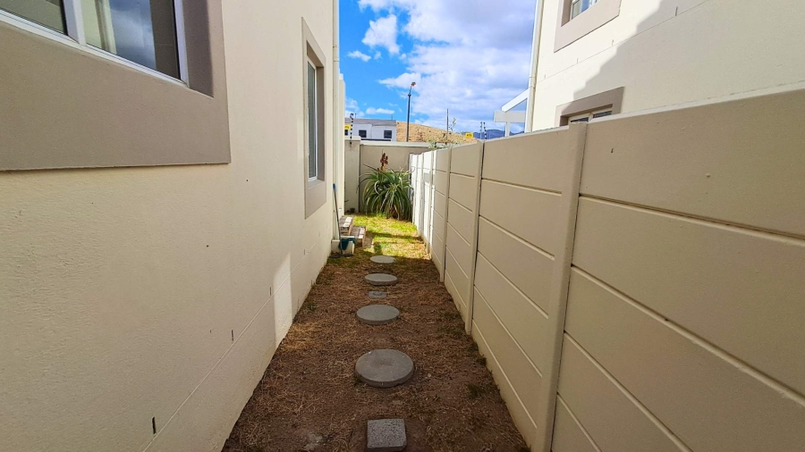 To Let 2 Bedroom Property for Rent in Somerset West Western Cape